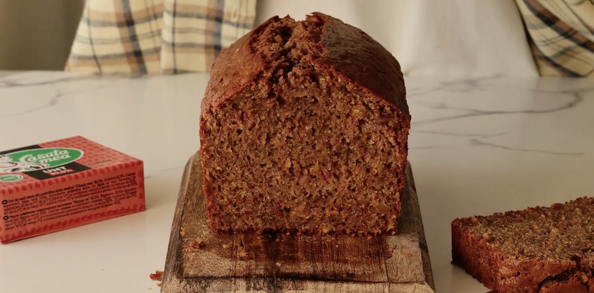 Prăjitură cu nuci, zmeură și portocală